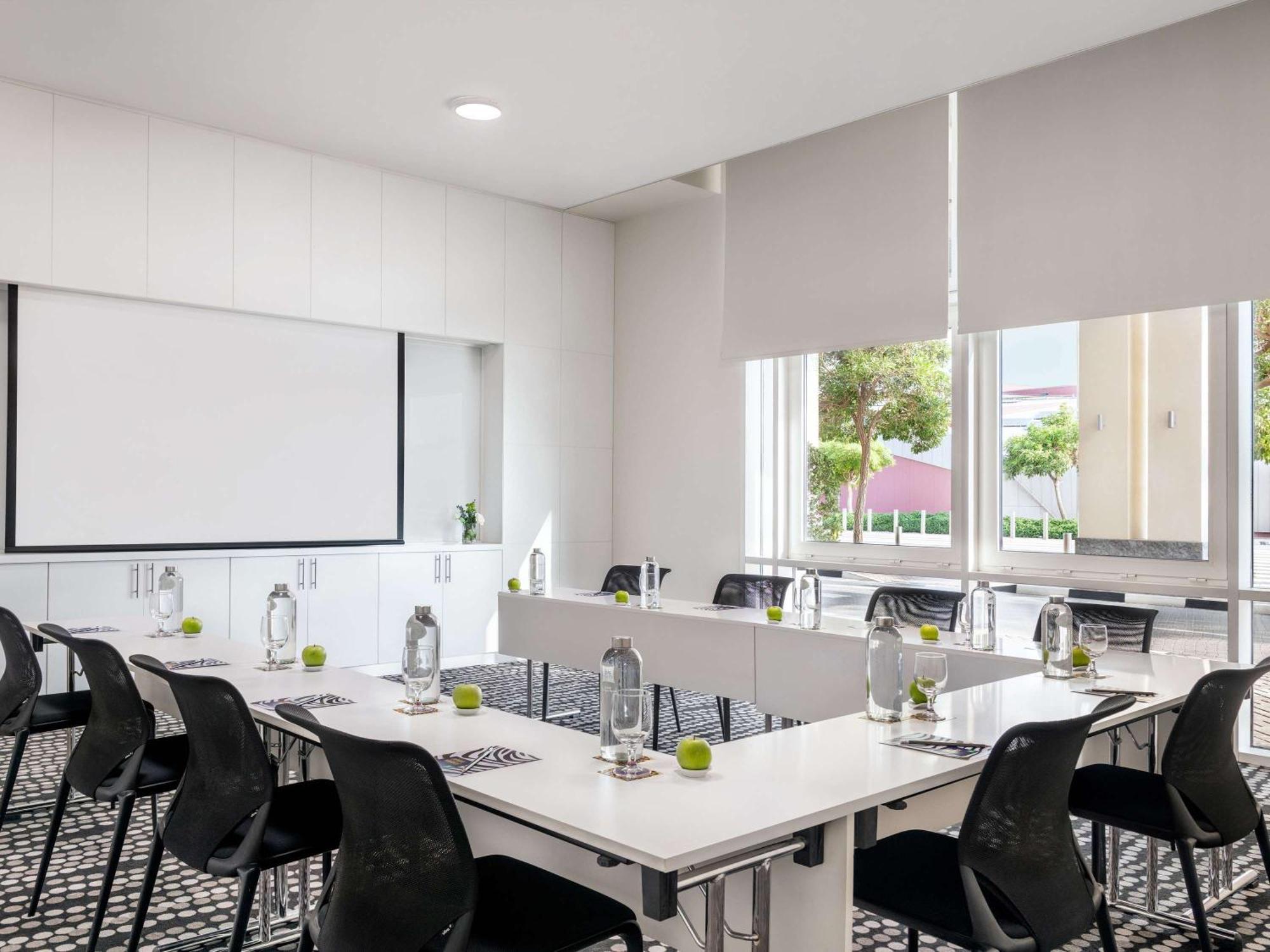 Hotel Ibis Styles Dragon Mart Dubaï Extérieur photo